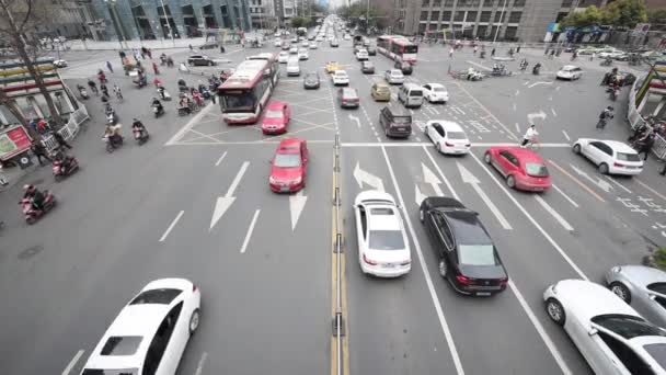 Gran tráfico cruzado en el centro de la ciudad de Chengdu, China — Vídeo de stock