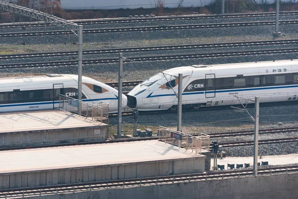 Čínská vysokorychlostní vlak přijíždí v Čcheng-tu Jižní nádraží — Stock fotografie