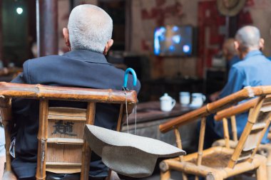 Eski bir çay bahçesi TV izlerken üst düzey Çinli