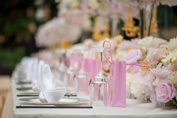 Dekoracje ślubne, kwiaty na stole — Zdjęcie stockowe