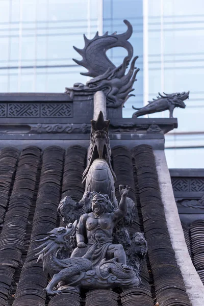 Sculpture dragon sur un toit de temple — Photo
