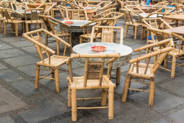 Boş bambu sandalye ve masa halklar park antik çay bahçesi Chengdu içinde