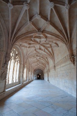 Jerpnimos koridor mimari ve heykel ayrıntılarla Manastırı