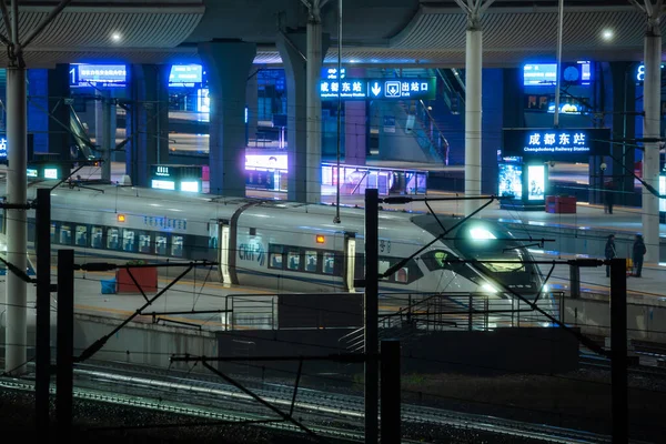 Hochgeschwindigkeitszug in der Nacht am Ostbahnhof von Chengdu — Stockfoto