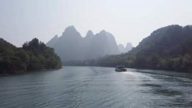 Guiling ve Yangshuo arasında Li Nehri 'nde tekne gezisi.