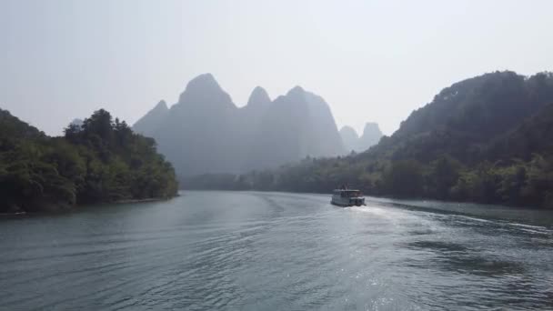 Barco en crucero por el río Li entre Guiling y Yangshuo — Vídeo de stock