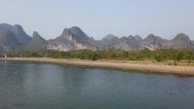 Guiling ve Yangshuo arasında Li Nehri 'nde tekne gezisi.