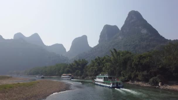 Båt på Li floden kryssning mellan Guiling och Yangshuo — Stockvideo