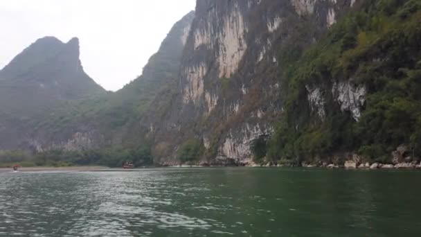 Paisaje del río Li entre Guiling y Yangshuo — Vídeos de Stock