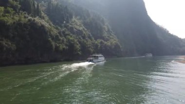 Guiling ve Yangshuo arasında Li Nehri 'nde tekne gezisi.