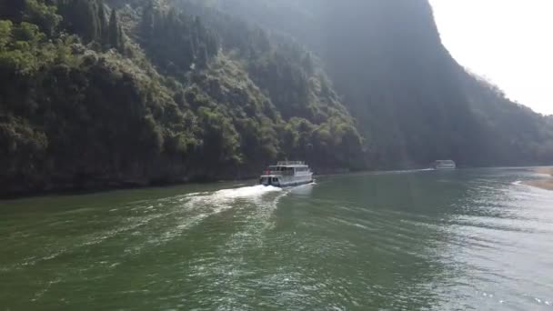 Barco no cruzeiro do rio Li entre Guiling e Yangshuo — Vídeo de Stock