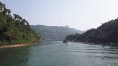 Guiling ve Yangshuo arasında Li Nehri 'nde tekne gezisi.