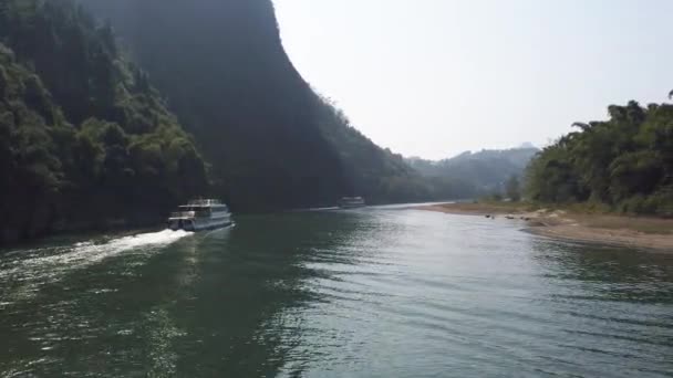 Båt på Li floden kryssning mellan Guiling och Yangshuo — Stockvideo