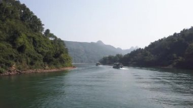 Guiling ve Yangshuo arasında Li Nehri 'nde tekne gezisi.