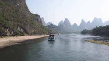 Guiling ve Yangshuo arasında Li Nehri 'nde tekne gezisi.
