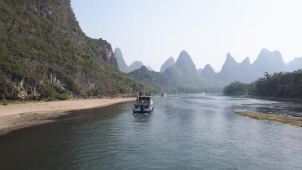 Båt på Li floden kryssning mellan Guiling och Yangshuo — Stockvideo