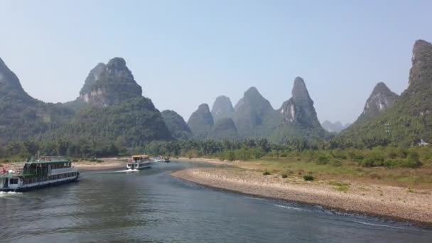 Boot auf einer Flusskreuzfahrt zwischen Giling und Yangshuo — Stockvideo
