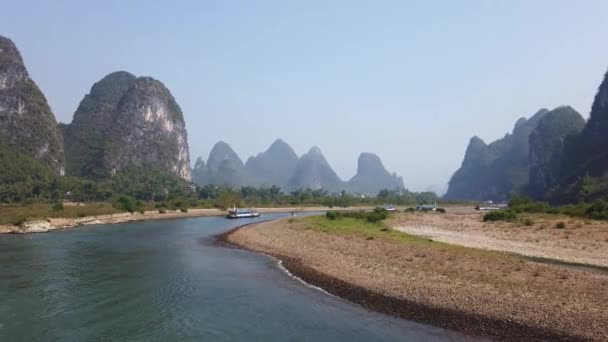 Båt på Li floden kryssning mellan Guiling och Yangshuo — Stockvideo