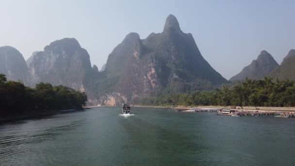 Båt på Li floden kryssning mellan Guiling och Yangshuo — Stockvideo