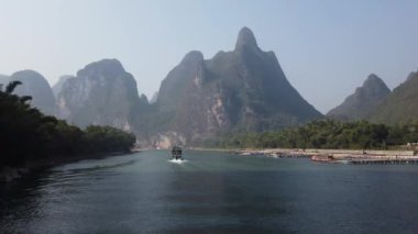 Guiling ve Yangshuo arasında Li Nehri 'nde tekne gezisi.