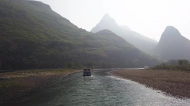 Guiling ve Yangshuo arasında Li Nehri 'nde tekne gezisi.