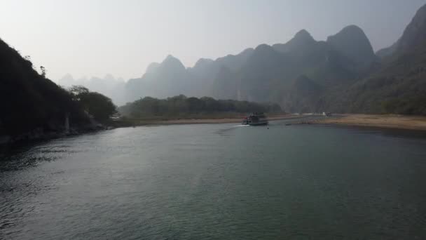 Boot op Li rivier cruise tussen Guiling en Yangshuo — Stockvideo
