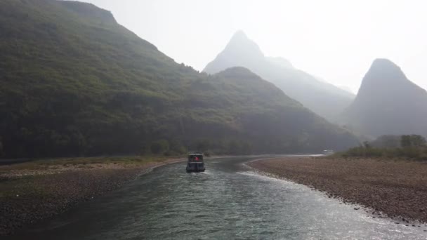 Loď na řece Li plavba mezi Guiling a Yangshuo — Stock video