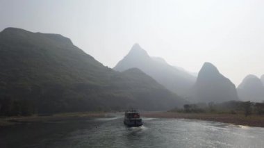 Guiling ve Yangshuo arasında Li Nehri 'nde tekne gezisi.