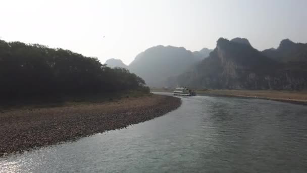 Båt på Li floden kryssning mellan Guiling och Yangshuo — Stockvideo