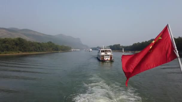 Barco en crucero por el río Li entre Guiling y Yangshuo — Vídeos de Stock