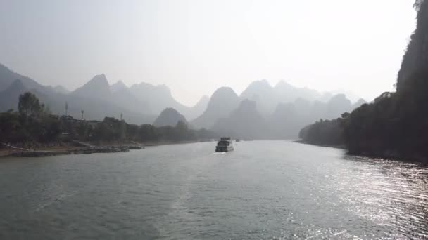 Båt på Li floden kryssning mellan Guiling och Yangshuo — Stockvideo