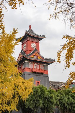 Sonbaharda Chengdu Sichuan Huaxi Üniversitesi kampüs saat kulesi.