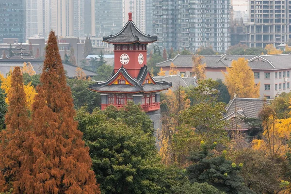 Chengdu Sichuan Huaxi universidade campus relógio torre no outono — Fotografia de Stock