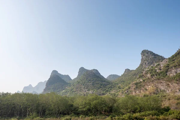 Krasová formace a mlhavá horská krajina mezi Guiling a Yangshuo — Stock fotografie