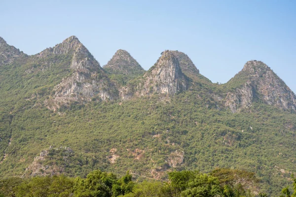 Krasová formace a mlhavá horská krajina mezi Guiling a Yangshuo — Stock fotografie