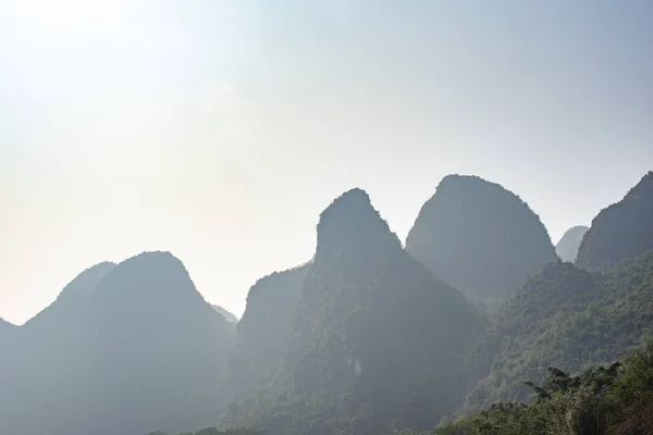 桂岭与阳朔之间的岩溶形成与多雾的山水景观 — 图库照片