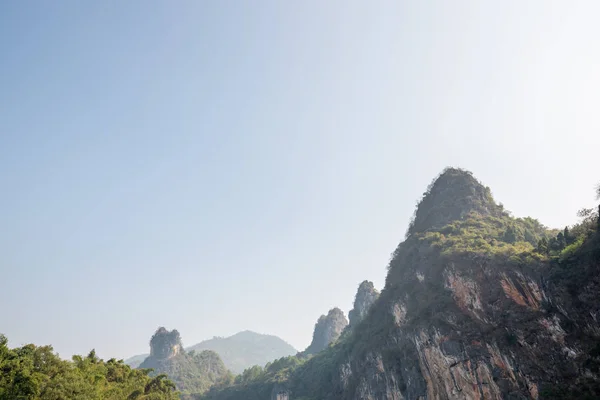 गुइलिंग और यांगशुओ के बीच कार्स्ट गठन और धुंधला पर्वत परिदृश्य — स्टॉक फ़ोटो, इमेज