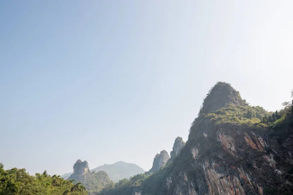 Krasová formace a mlhavá horská krajina mezi Guiling a Yangshuo — Stock fotografie