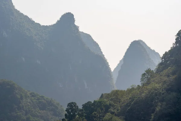 桂岭与阳朔之间的岩溶形成与多雾的山水景观 — 图库照片