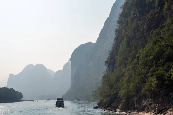 Loď na řece Li plavba a krasové formace horské krajiny v Guilin — Stock fotografie