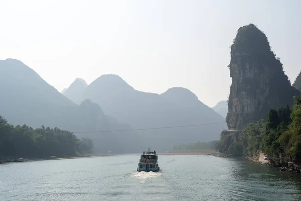 Loď na řece Li plavba a krasové formace horské krajiny v Guilin — Stock fotografie