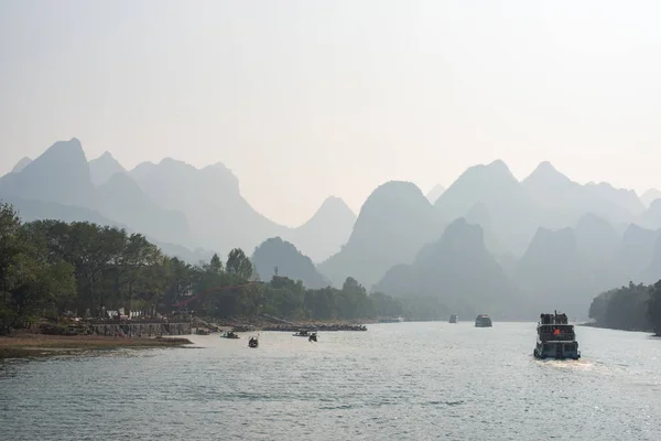 Loď na řece Li plavba a krasové formace horské krajiny v Guilin — Stock fotografie