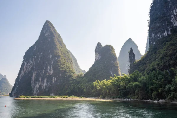 Loď na řece Li plavba a krasové formace horské krajiny v Guilin — Stock fotografie