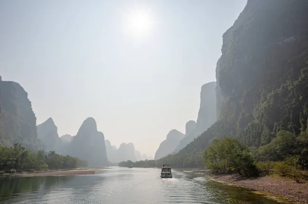 Loď na řece Li plavba a krasové formace horské krajiny v Guilin — Stock fotografie