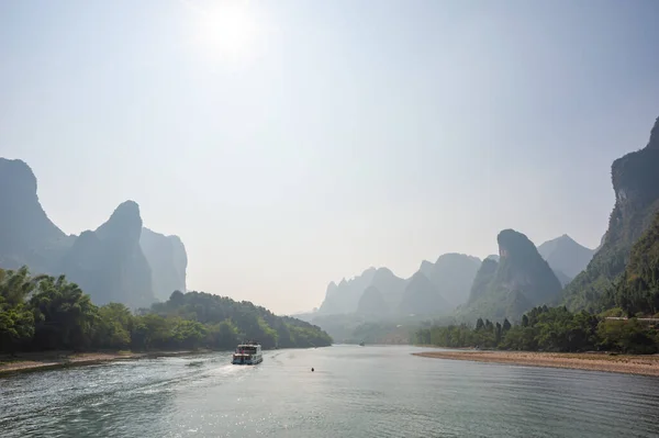 Loď na řece Li plavba a krasové formace horské krajiny v Guilin — Stock fotografie