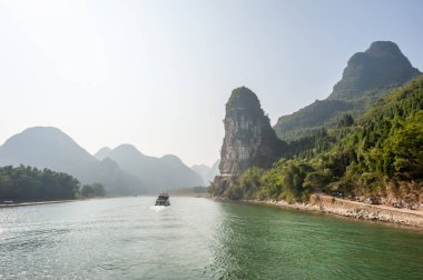 Guilin 'de Li Nehri' nde tekne gezisi ve karst oluşumu dağ manzarası.