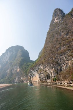 Guilin 'de Li Nehri' nde tekne gezisi ve karst oluşumu dağ manzarası.