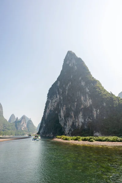 Loď na řece Li plavba a krasové formace horské krajiny v Guilin — Stock fotografie