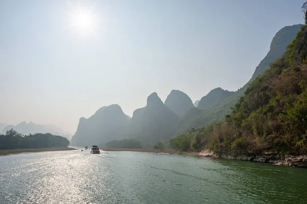 Loď na řece Li plavba a krasové formace horské krajiny v Guilin — Stock fotografie