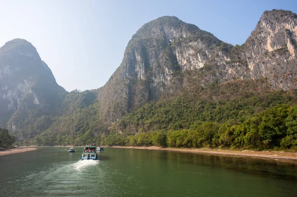 Loď na řece Li plavba a krasové formace horské krajiny v Guilin — Stock fotografie